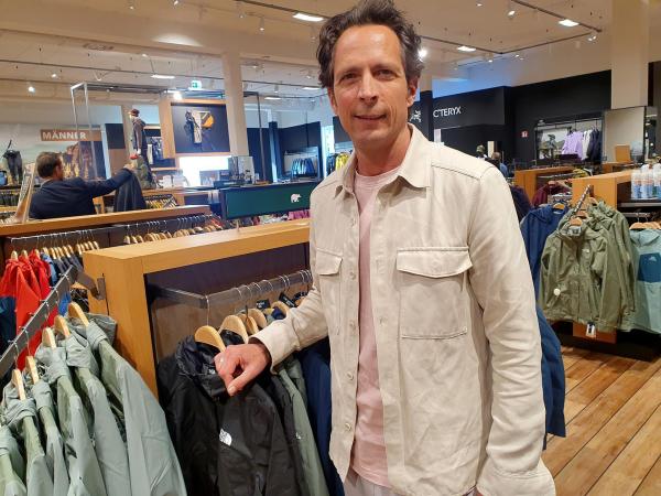 Bild 1 von 8: Im Bild: Jo Hiller nimmt die Siegel- und Label-Versprechen von regionalen, umweltverträglichen und fairen Produkten unter die Lupe - und stößt dabei auf viel Marketing und wenig Kontrolle.
