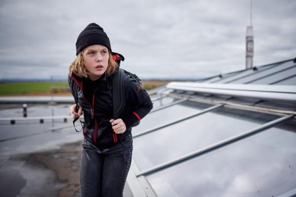 Bild 1 von 4: Joyce (Matilda Willigalla) verfolgt ihre lang geplante Mission.