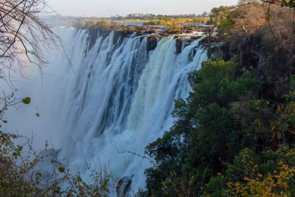 Bild 1 von 7: Die Wassermenge der Victoriafälle schwankt im Jahresverlauf erheblich. Nach der Regenzeit erreichen sie gewaltige Ausmaße, ein halbes Jahr später sind große Bereiche der Felsen trockengefallen.