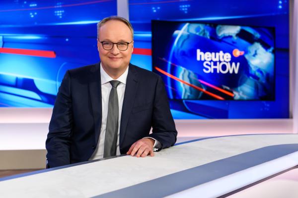 Bild 1 von 2: Oliver Welke im Studio.