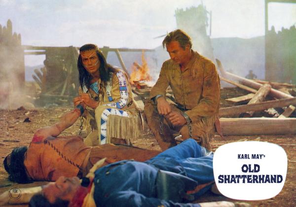 Bild 1 von 1: Old Shatterhand (re. Lex Barker), Winnetous (Pierre Brice) Blutsbruder, versucht unter Einsatz seines Lebens zwischen Weißen und Indianern, zu vermitteln.