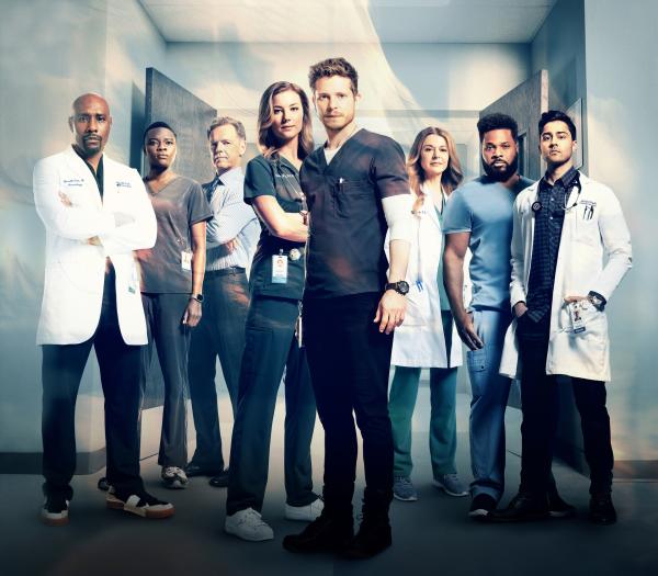 Bild 1 von 21: (3. Staffel) - (v.l.n.r.) Dr. Barret Cain (Morris Chestnut); Dr. Mina Okafor (Shaunette Renée Wilson); Dr. Randolph Bell (Bruce Greenwood); Nicolette Nevin (Emily VanCamp); Dr. Conrad Hawkins (Matt Czuchry); Dr. Kit Voss (Jane Leeves); AJ Austin (Malcolm-Jamal Warner); Dr. Devon Pravesh (Manish Dayal)