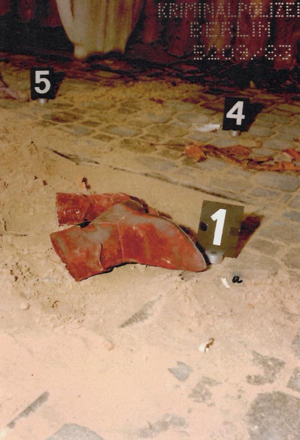 Bild 1 von 6: Berlins gefährlichster Serienkiller zerrt die 22-jährige Susanne M. auf einen Spielplatz. Er misshandelt, missbraucht und ermordet sie. Ihre Leiche und ihre Kleidung werden erst am nächsten Morgen entdeckt.