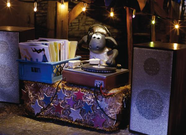 Bild 1 von 4: Während der Farmer versucht seinen neuen CD-Player zum Laufen zu bringen, vergnügen sich die Schafe mit dem weggeworfenen Plattenspieler samt Plattensammlung.