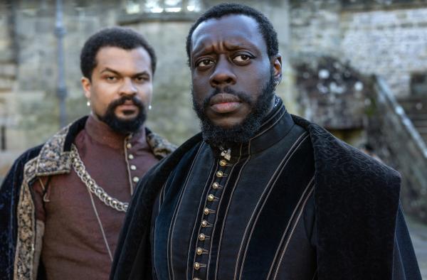 Bild 1 von 2: Guzmán de Silva (Oliver Huband, l.), Pedro (Ekow Quartey, r.),