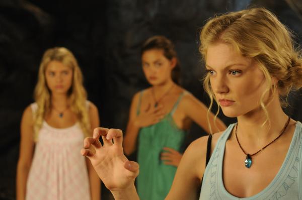Bild 1 von 2: Die Höhle auf Mako Island verändert sich. Rikki (Cariba Heine, r.), Bella (Indiana Evans, l.) und Cleo (Phoebe Tonkin, M.) wollen erörtern warum und probieren mit Hilfe ihrer Zauberkräfte die Ursache herauszufinden.