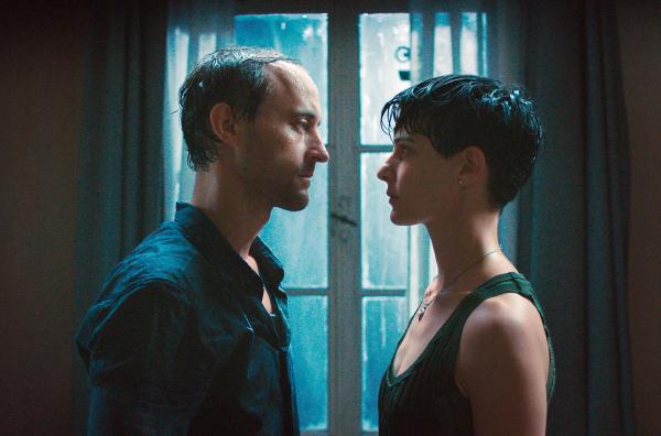 Bild 1 von 5: Alexander (Thomas Niehaus) und Marlene (Sarah Hostettler) kommen sich näher.