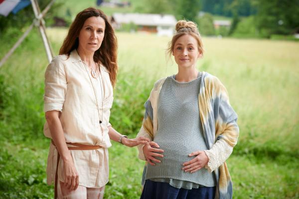 Bild 1 von 8: Marthe Gerber (Doris Schretzmayer, l.) hat Lilly Waldhauser (Teresa Klamert, r.) eingeredet, dass eine Krankenhausgeburt für das Baby traumatisierend sein wird.