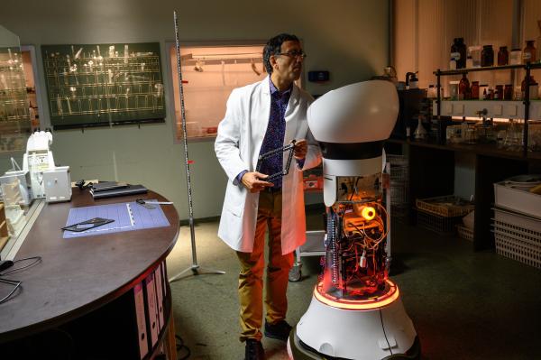 Bild 1 von 3: Irgendwas ging in der Mordnacht im Hotel Futuro nicht mit rechten Dingen zu. Unerklärlicherweise fehlen genau aus dieser Nacht sämtliche Kameraaufzeichnungen und auch mit Service-Roboter \