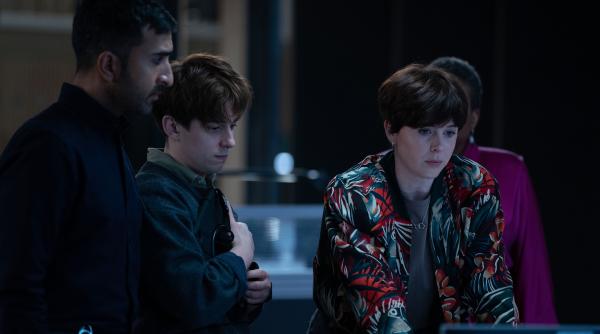 Bild 1 von 27: Abby (Alexandra Roach, 2. v. re.), ihre Kollegen Saj Sidhu (Parth Thakerar, li.), Tobi McKnight (Gabriel Howell) und ihre Vorgesetzte Nicola Miller (Pamela Nomvete, re.) stehen unter Druck