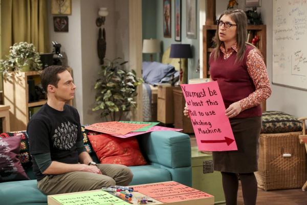 Bild 1 von 16: Bereiten sich auf die Wahl des Präsidenten der Mietervereinigung vor: Sheldon (Jim Parsons, l.) und Amy (Mayim Bialik, r.) ...