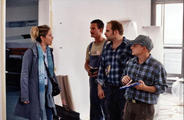 Bild 1 von 18: Therese (Ann-Kathrin Kramer, l.) ist doppelt sauer: Erst erhält sie von ihrem Vermieter König eine Abfuhr, und dann entdeckt sie, dass ihre Stammkunden Paul (Sönke Möhring, 2.v.l.), Ente (Matthias Klimsa, 2.v.r.) und Gerd (Volker \