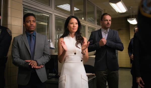 Bild 1 von 5: Äußerst berührt von Gregsons Rede: Joan (Lucy Liu, M.), Sherlock (Jonny Lee Miller, r.) und Marcus (Jon Michael Hill, l.). Aber gelingt es ihnen auch, den grausamen Mord an Russel Cole aufzuklären?