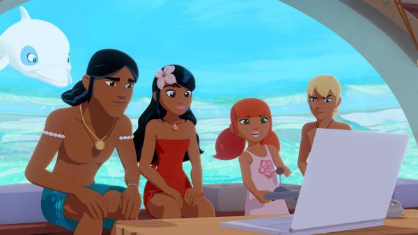 Bild 1 von 5: Zoom (v.l.), Auru, Timeti, Marina und Yann schauen sich den Film an, den Marina mit einer versteckten Kamera gedreht hat. Das bringt Yann auf die Idee, ebenfalls eine versteckte Kamera zu bauen, um herauszufinden, was für eine Nahrung Maui-Delfine zu sich nehmen.