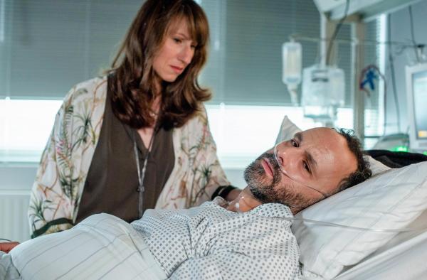 Bild 1 von 6: Im Bild: Trotz anstehender Scheidung bangt Inga Trimborn (Marlen Ulonska, h.) um ihren Noch-Ehemann Uwe (Sami Loris, v.). Oder ist ihre Sorge nur gespielt?