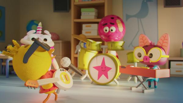 Bild 1 von 3: Karla (?l.) gibt den Möchtegern-Rockstar. Doch Othello (2.v.l.), Strike (2.v.r.) und Vampi (r.) sind von ihrem Auftritt alles andere als begeistert.