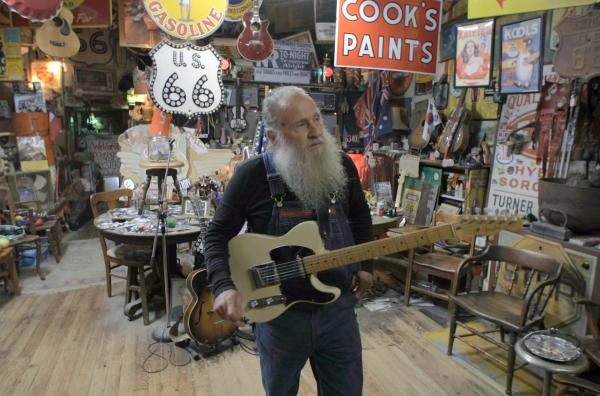 Bild 1 von 5: Eines der letzten Originale an der Route 66: Harley Russell in seinem Kuriositätenladen in Erick, Oklahoma