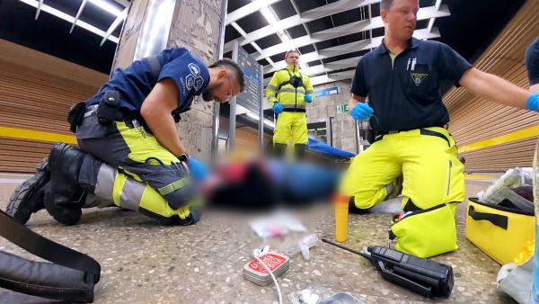 Bild 1 von 5: Notarzt Doktor Don-Felix Ryzek (li.) aus München muss eine junge Patientin in einer U-Bahnstation versorgen. Die Frau hat einen Krampfanfall. Die Herausforderung: Er muss schnell herausfinden ob es sich um einen epileptischen oder einen psychogenen Anfall handelt.