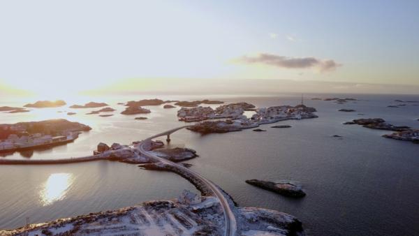 Bild 1 von 4: Die 80 Inseln der Lofoten liegen im eisigen Nordmeer. Manche von ihnen sind durch Brücken verbunden.