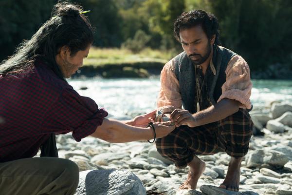 Bild 1 von 4: Te Rau Tauwhare (Richard Te Are, l.); Emery Staines (Himesh Patel, r.)
