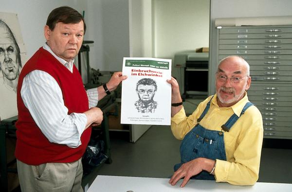 Bild 1 von 2: Nach Peters (Peter Lustig, r.) Angaben hat Kommissar Flink (Ernst-Georg Schwill, l.) ein Phantombild des Einbrechers erstellt.