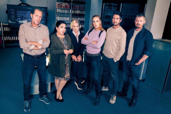 Bild 1 von 42: Im Bild (v.li.): Helmut Bohatsch (Franz Wolfahrt), Maria Happel (Dr. Franziska Beck), Brigitte Kren (Dr. Henriette Wolf), Lilian Klebow (Penny Lanz), Andreas Kiendl (Klaus Lechner), Martin Gruber (Max Herzog).