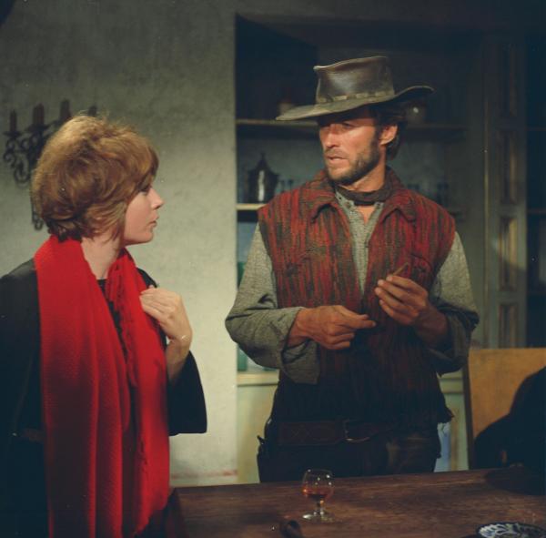 Bild 1 von 11: Hogan (Clint Eastwood, l.) und Sara (Shirley MacLaine, r.) lernen sich auf ihrer Reise durch die Wüste kennen. Beide wollen für die Unabhängigkeit der Mexikaner kämpfen und machen sich gemeinsam auf den beschwerlichen Weg ...