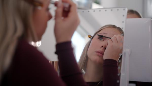 Bild 1 von 9: Make-up wird zum täglichen Ritual von immer jüngeren Frauen und Mädchen, um dem eigenen Schönheitsideal näherzukommen.