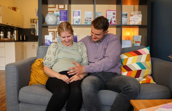 Bild 1 von 4: Kathleen und Hannes erwarten ihr erstes gemeinsames Baby. Sie ist selbst Hebamme und wünscht sich eine \