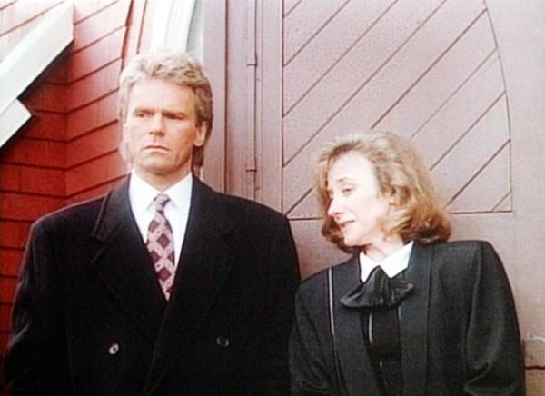 Bild 1 von 11: Auf dem Begräbnis seines Freundes Jim trifft MacGyver (Richard Dean Anderson, l.) Jims Assistentin Rachel (Marie Stillin, r.).