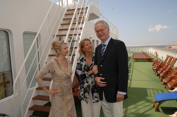 Bild 1 von 9: Lydia Bergmann (Katharina Schubert, l.) und Ilse Schifferle (Mariele Millowitsch, M.) bemühen sich um die Gunst von Oskar de Navetta (Harald Schmidt, r.), dem Gentleman Host auf dem Schiff.