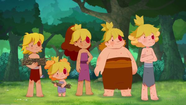 Bild 1 von 4: Weil Tib als Einziger nicht gestochen wird, versuchen die anderen, ihn zu imitieren. Aber auch das scheint nicht zu wirken.