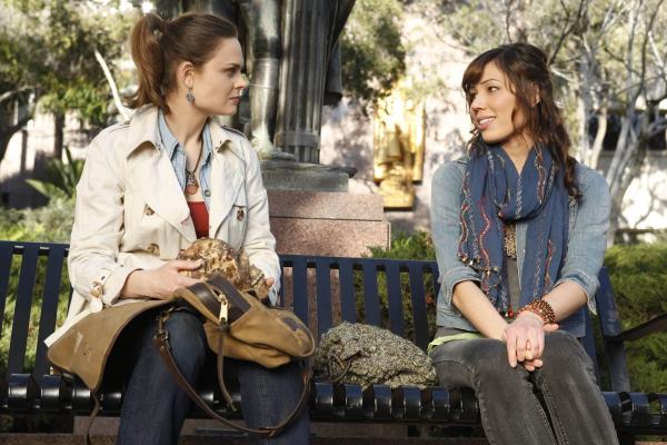 Bild 1 von 11: Dr. Brennan (Emily Deschanel, l.); Angela (Michaela Conlin, r.)