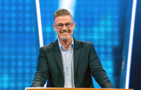 Bild 1 von 2: Michael Antwerpes moderiert die Rateshow mit Spaß und Schwindel um die spannendsten Berufe und skurrilsten Hobbys.