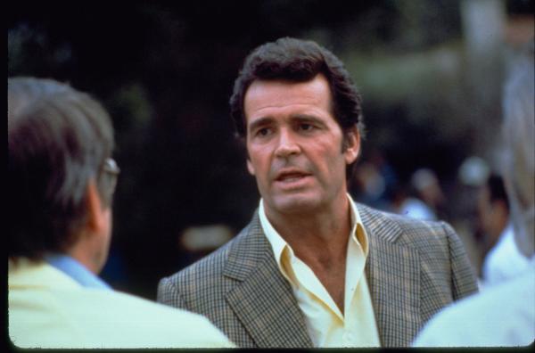 Bild 1 von 8: Nach fünf langen Jahren unschuldig in Haft beginnt James Scott 'Jim' Rockford (James Garner) ein neues Leben als Privatdetektiv. Um seine schwierige finanzielle Situation in den Griff zu kriegen, nimmt er für wenig Geld auch die aussichtslosesten Fälle an und gerät so immer wieder in haarsträubende Situationen ...