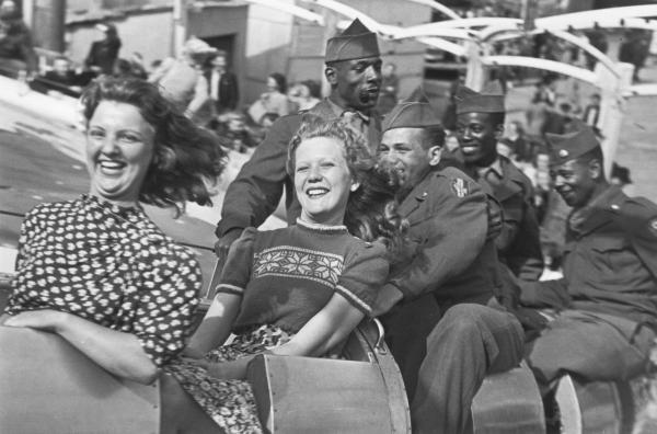 Bild 1 von 1: Aus Besatzern werden Freunde - und manchmal auch mehr. Etwa 400.000 \