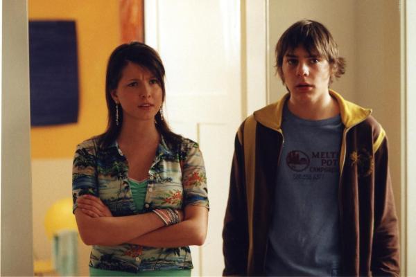 Bild 1 von 19: Als sich ihre jeweiligen Elternteile ineinander verlieben, brechen für April (Sidney Gersina, l.) und Ben (Marco Bretscher Coschignano, r.) harte Zeiten an ...