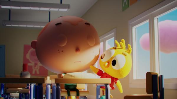 Bild 1 von 3: Das Lernen ist für Sven (l.) sehr anstrengend. Sein Kopf schwillt immer mehr an. Karla (r.) hat Mitleid und will ihm eine Ruhepause verschaffen.