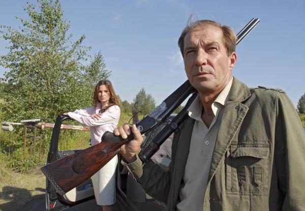 Bild 1 von 6: Auch Dr. Reinhard Fährmann (Michael Lesch) macht sich auf die Jagd nach der Löwin. Dr. Lena Weingarten (Alexandra Kamp) bleibt sicherheitshalber beim Auto.