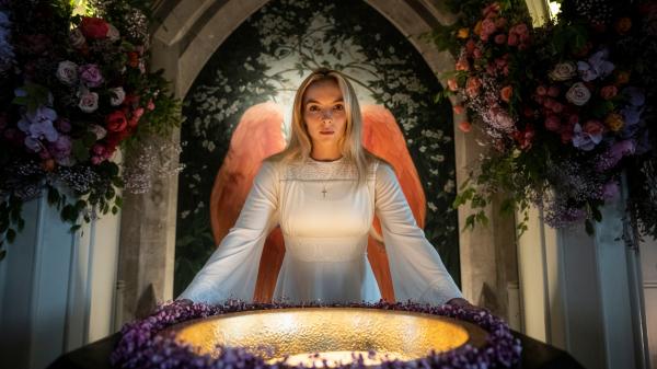 Bild 1 von 5: Villanelle (Jodie Comer) hat nach all den Jahren als schonungslose Auftragskillerin überraschenderweise zur Kirche gefunden. Doch alte Gewohnheiten sterben schwer.