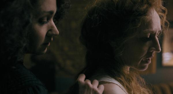 Bild 1 von 15: Verbotene Liebe: Nappi (Lisa Maria Potthoff) nimmt Colina Kandl (Brigitte Hobmeier) die Angst vor ihren Gefühlen.