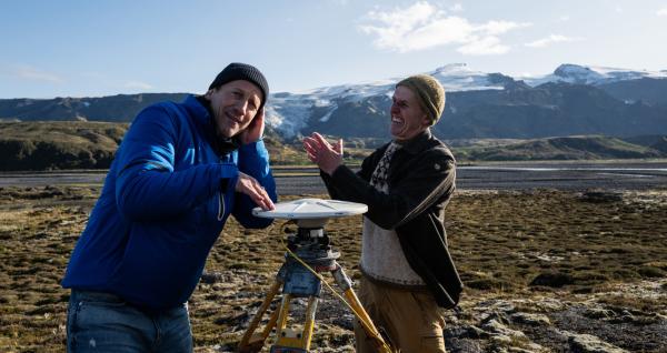 Bild 1 von 14: Unter den isländischen Gletschern schlummern gigantische Vulkane. Wotan Wilke Möhring trifft den Geologen Freysteinn Sigmundsson, um zu verstehen, wie die Vulkane auf das Schmelzen der Gletscher reagieren.