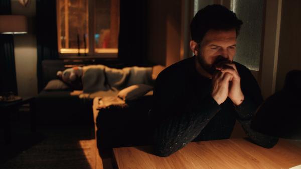 Bild 1 von 3: Fieberhaft überlegt Sascha (Simon Böer), wie er zusammen mit Beuto Weihnachten retten kann.