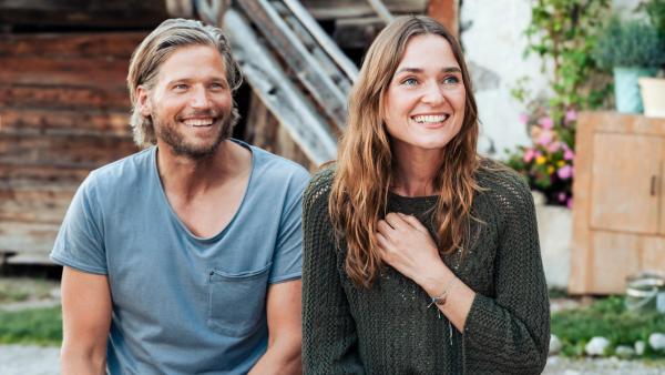 Bild 1 von 16: Im Bild: Nina Reuther (Josephin Busch) ist zurück auf dem Hof und unterstützt Markus Kofler (Sebastian Ströbel).