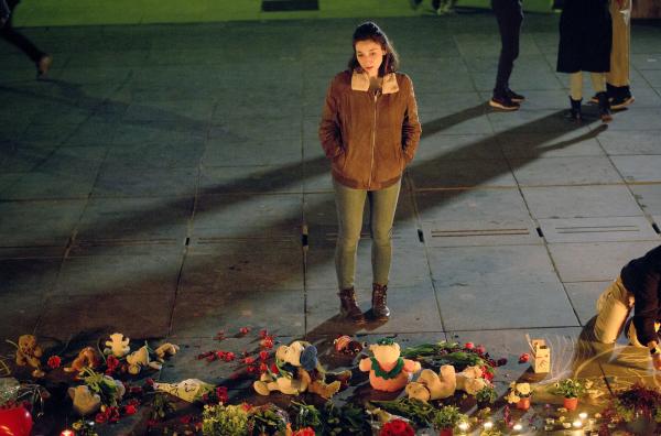 Bild 1 von 4: Der Anschlag auf den Flughafen ist nun bereits einige Wochen her. Trotzdem ist für Opfer wie Samira (Lara Chedraoui) an Normalität noch lange nicht zu denken.