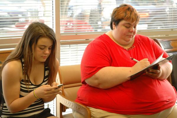 Bild 1 von 1: Paula and her daughter at Dr. Nowzaradan's office. Staffel 2 / Episode 6