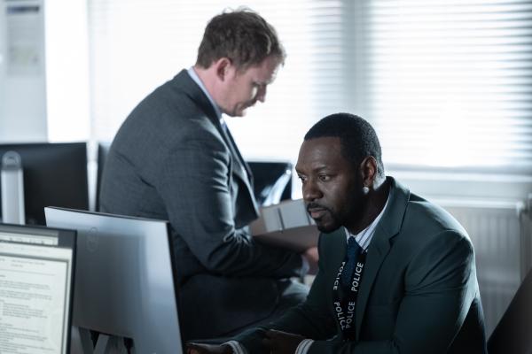 Bild 1 von 9: DC Nick Nicholl (Brad Morrison, l.) und DS Glenn Branson (Richie Campbell) werten die sozialen Netzwerke nach Spuren aus.