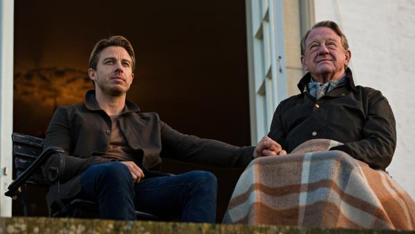 Bild 1 von 5: Philip (Johannes Lassen) bespricht die Ereignisse mit seinem verständnisvollen Vater (Henning Jensen).