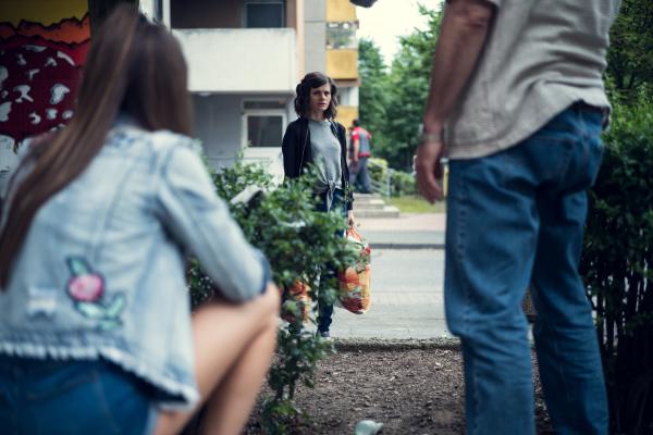 Bild 1 von 7: Jessica (Joyce Ilg, M.) muss sich um alles kümmern, während Ronald (Andreas Hoppe, r.) und  Lisa (Cosima Hennmann, l.) nach dem verlorenen Lottoschein suchen.