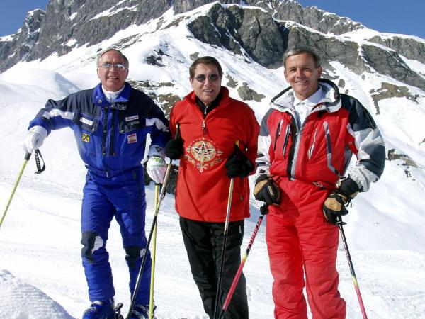 Bild 1 von 8: Im Bild: Karl Schranz, Udo Jürgens, Egon Zimmermann.